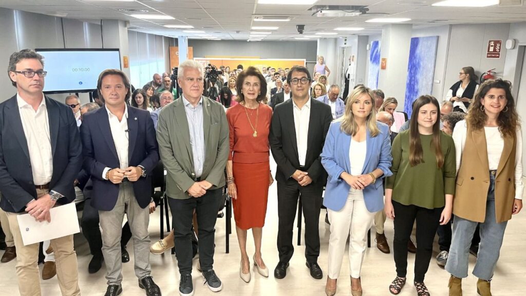 De izquierda a derecha, Antoni Costa, Jorge Campos, Josep Melià, Carmen Planas, Iago Negueruela, Patricia Guasp, Maria Ramon y Aurora Ribot, en el acto organizado por CAEB con motivo de las elecciones del 28 de mayo