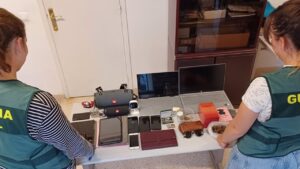 Dos agentes de la Guardia Civil, junto a efectos sustra&iacute;dos por los dos detenidos en viviendas vacacionales de Pollen&ccedil;a