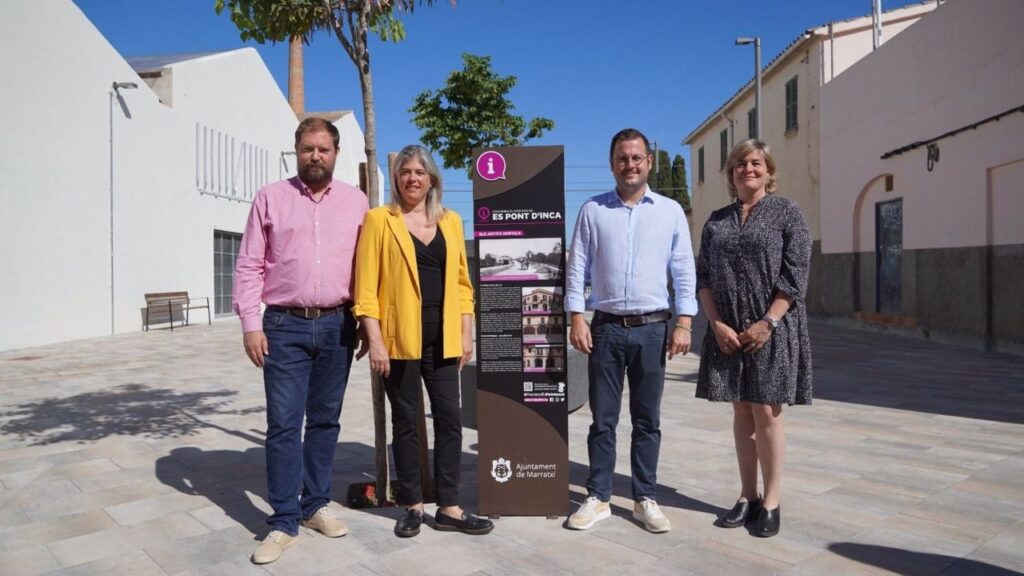 El alcalde de Marratxí, Miquel Cabot (segundo por la derecha), y regidores del equipo de gobierno, ante los paneles informativos