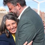 Neus Truyol se abraza con el coordinador de Més per Mallorca y candidato al Govern, Lluís Apesteguia