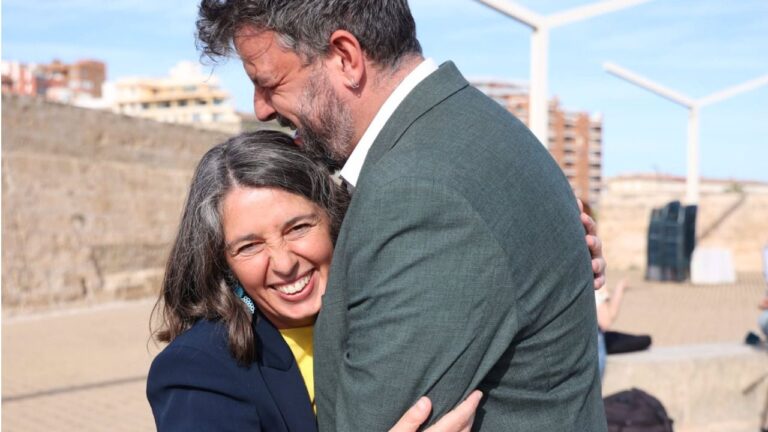 Neus Truyol se abraza con el coordinador de Més per Mallorca y candidato al Govern, Lluís Apesteguia