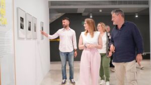 Marga Prohens, durante su visita al Centre Internacional de Fotografia Toni Catany, en Llucmajor