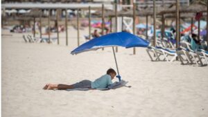turistas brit&aacute;nicos playa