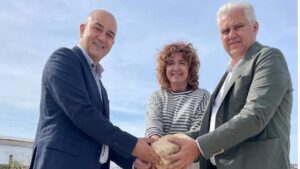 Antoni Salas, Xisca Mora y Josep Meli&agrave;, con la simb&oacute;lica primera piedra de la hipot&eacute;tica ITV de Porreres