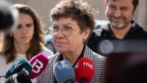Ant&ograve;nia Jover, candidata de Unidas Podemos al Govern, en una convocatoria informativa ante el Palacio de Marivent, en Palma