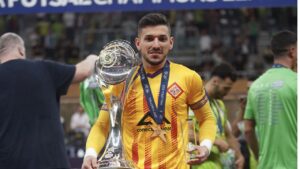 Luan Muller, con el trofeo MVP al mejor jugador de la gran final europea disputada el pasado domingo en el Vel&ograve;drom Illes Balears