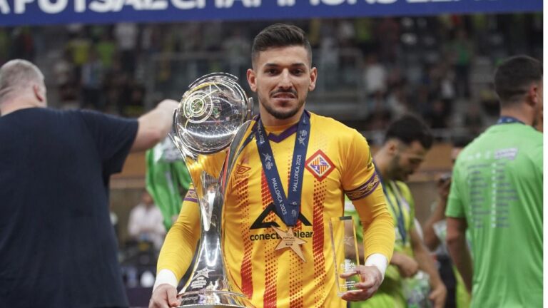 Luan Muller, con el trofeo MVP al mejor jugador de la gran final europea disputada el pasado domingo en el Velòdrom Illes Balears