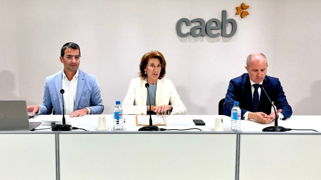 El conseller de Fons Europeus, Miquel Company; la presidenta de CAEB, Carmen Planas, y el director comercial de Empresas de CaixaBank, Ramón Juan