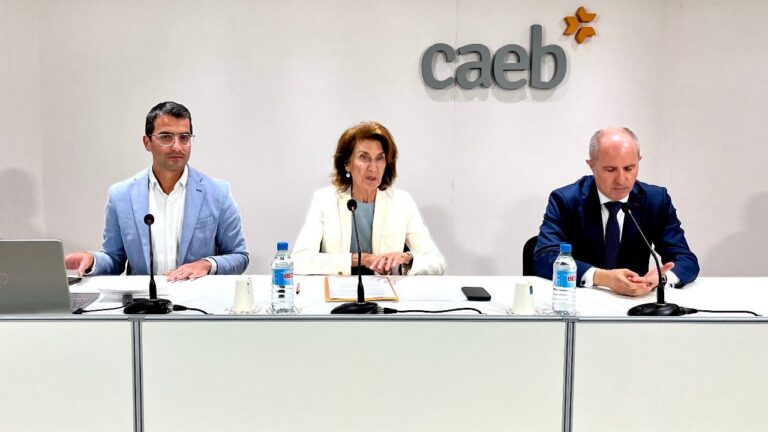 El conseller de Fons Europeus, Miquel Company; la presidenta de CAEB, Carmen Planas, y el director comercial de Empresas de CaixaBank, Ramón Juan