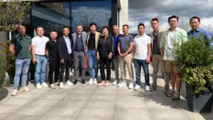 Empresarios y ciudadanos chinos residentes en Mallorca en la sede de AgenciaCom