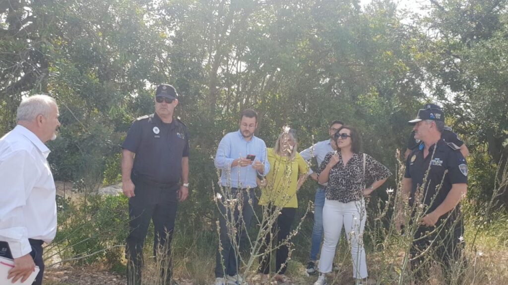 Representantes políticos y policiales de los ayuntamientos de Palma y Marratxí, en la urbanización de Can Garriga