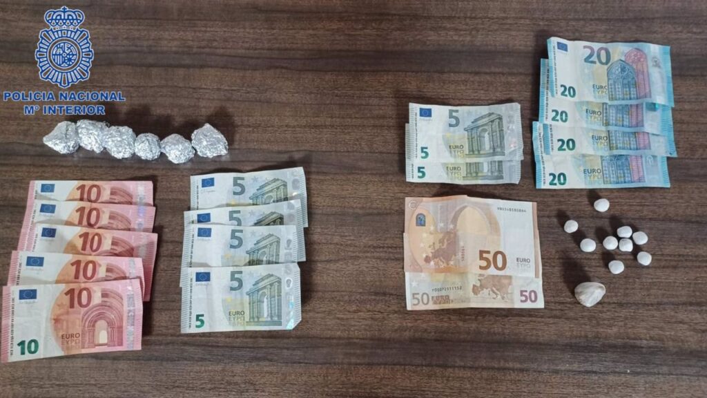 Dinero en efectivo y droga incautados por la Policía Nacional con ocasión de las actuaciones en Son Gotleu y Platja de Palma