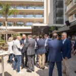 Participantes en el evento 'El turismo que viene 3', que ha tenido lugar en el Hotel Aubamar Suites & Spa, en Playa de Palma, durante el refrigerio que se ha servido tras las ponencias