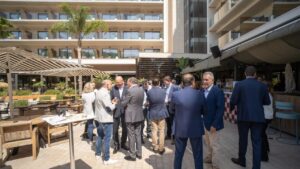 Participantes en el evento 'El turismo que viene 3', que ha tenido lugar en el Hotel Aubamar Suites & Spa, en Playa de Palma, durante el refrigerio que se ha servido tras las ponencias