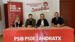 Javier de Juan y Toni Mir (segundo y tercero por la izquierda, respectivamente), durante la rueda de prensa de valoraci&oacute;n del archivo de la causa contra el exalcalde de Andratx