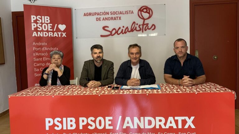 Javier de Juan y Toni Mir (segundo y tercero por la izquierda, respectivamente), durante la rueda de prensa de valoración del archivo de la causa contra el exalcalde de Andratx