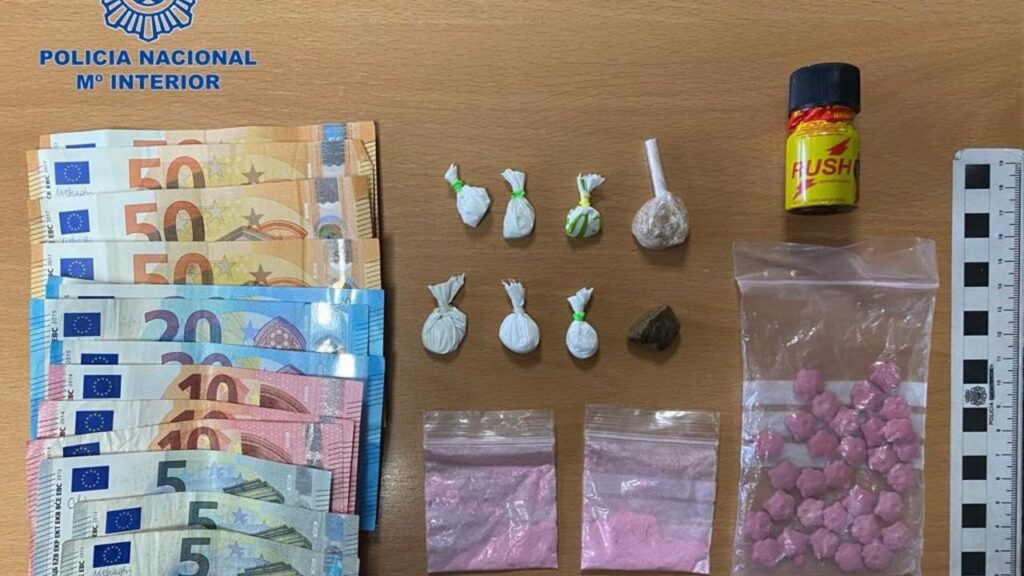 Droga y dinero en efectivo requisados durante el operativo policial en el barrio palmesano de sa Indioteria