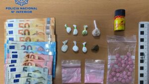 Droga y dinero en efectivo requisados durante el operativo policial en el barrio palmesano de sa Indioteria