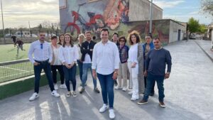 El candidato del PP a la alcald&iacute;a de Sencelles, Toni Ferragut, con integrantes de su lista electoral