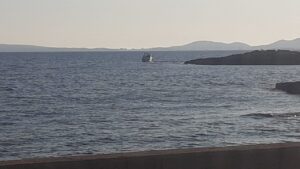 Imagen de la embarcaci&oacute;n de recreo encallada en Cala Est&agrave;ncia (Palma)