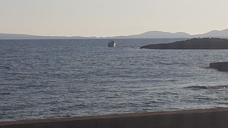 Imagen de la embarcación de recreo encallada en Cala Estància (Palma)