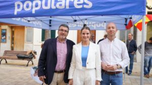 Marga Prohens, en Ma&oacute;, juntoa los candidatos menorquines Dolfo Vilafranca y Jordi L&oacute;pez