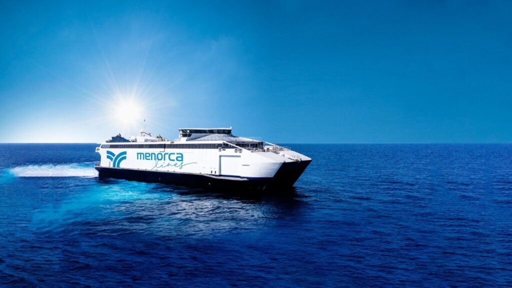 Embarcación de Menorca Lines que opera entre esta isla y Mallorca