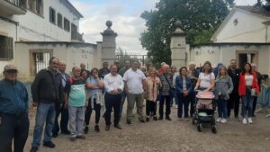 Vecinos concentrados ante el antiguo cuartel militar de Son Busquets, en Palma