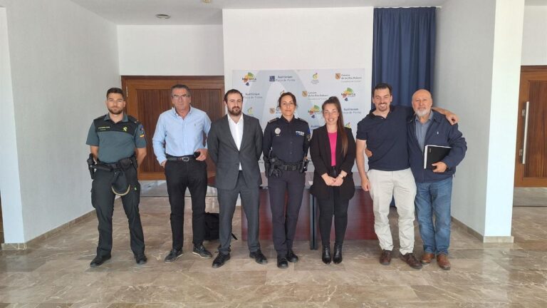 Representantes de los hoteleros de Platja de Palma con miembros de los Cuerpos policiales, durante la presentación del plan de seguridad y contra el vandalismo