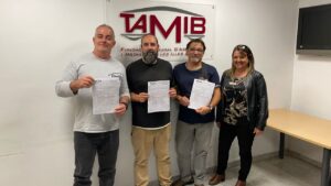 Representantes sindicales del sector del metal, en la sede del Tamib, tras alcanzarse un acuerdo para la desconvocatoria de la huelga