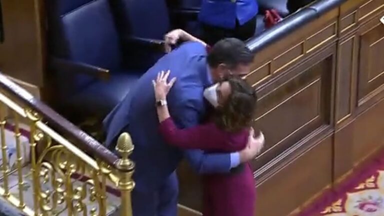 Imagen de archivo de Pedro Sánchez y María Jesús Montero tras la aprobación de uno de los presupuestos de la legislatura