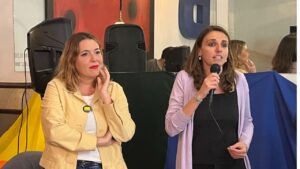 &Aacute;ngela Rodr&iacute;guez 'Pam' y Luc&iacute;a Mu&ntilde;oz, en el bar Flexas, en Palma