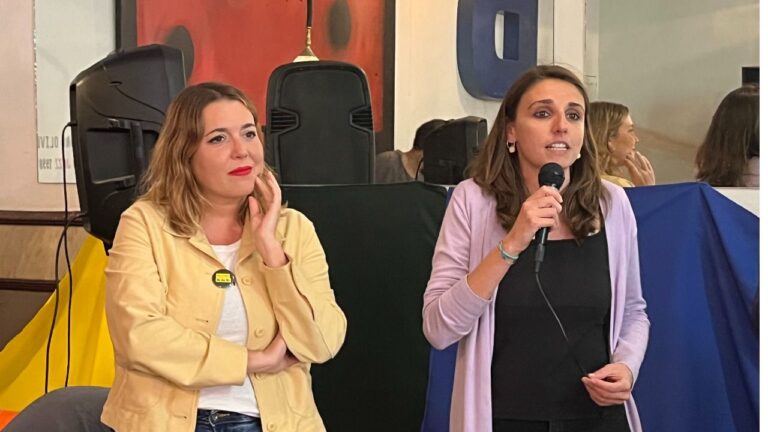 Ángela Rodríguez 'Pam' y Lucía Muñoz, en el bar Flexas, en Palma