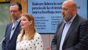 Marga Prohens, junto a Alejandro S&aacute;enz de San Pedro y Jaime Mart&iacute;nez Llabr&eacute;s, durante la presentaci&oacute;n de las propuestas del PP en materia de vivienda