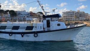 Imagen del pesquero Picaseu Segon, remolcado por Salvamento Mar&iacute;timo hasta Cala Rajada