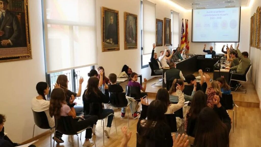 Sesión plenaria en Felanitx con la participación de los menores implicados en el proceso de declaración del municipio como Ciudad Amiga de la Infancia
