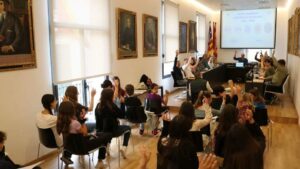 Sesi&oacute;n plenaria en Felanitx con la participaci&oacute;n de los menores implicados en el proceso de declaraci&oacute;n del municipio como Ciudad Amiga de la Infancia