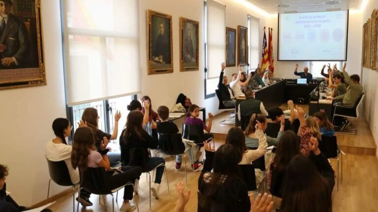 Sesión plenaria en Felanitx con la participación de los menores implicados en el proceso de declaración del municipio como Ciudad Amiga de la Infancia