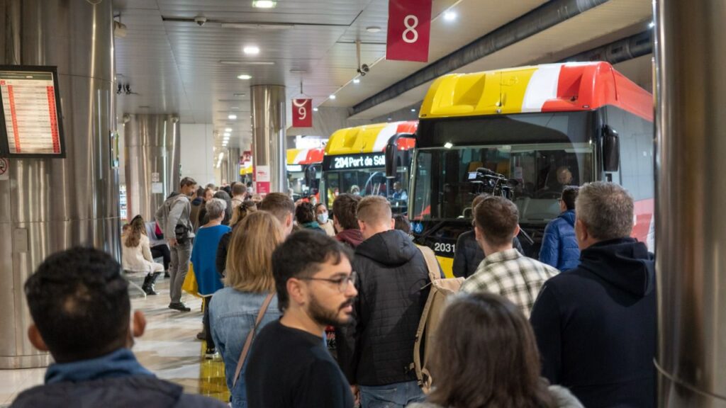 Usuarios, en la estación central del TIB, en Palma