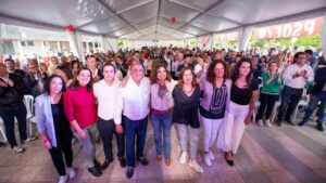 Mar&iacute;a Jes&uacute;s Montero, en el centro de la imagen, en los proleg&oacute;menos del acto electoral celebrado en Calvi&agrave;. A su lado, Francina Armengol y Alfonso Rodr&iacute;guez Badal