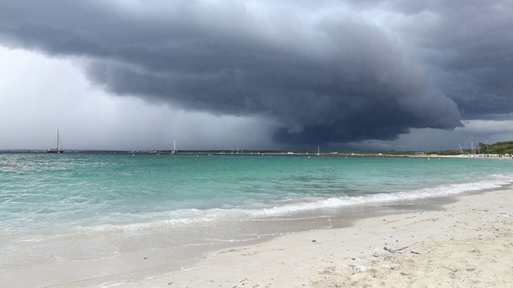Emergencias, en alerta ante la posibilidad de fuertes lluvias y tormentas en Baleares