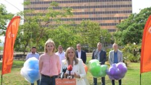 Patricia Guasp y la candidata a Cort, Eva Pomar, ante el antiguo edificio de Gesa, con ocasi&oacute;n del acto de final de campa&ntilde;a de Ciudadanos