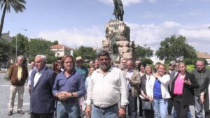 De izquierda a derecha, en primera l&iacute;nea, Fulgencio Coll, Jorge Campos y Pedro Bestard, en el acto de final de campa&ntilde;a de Vox