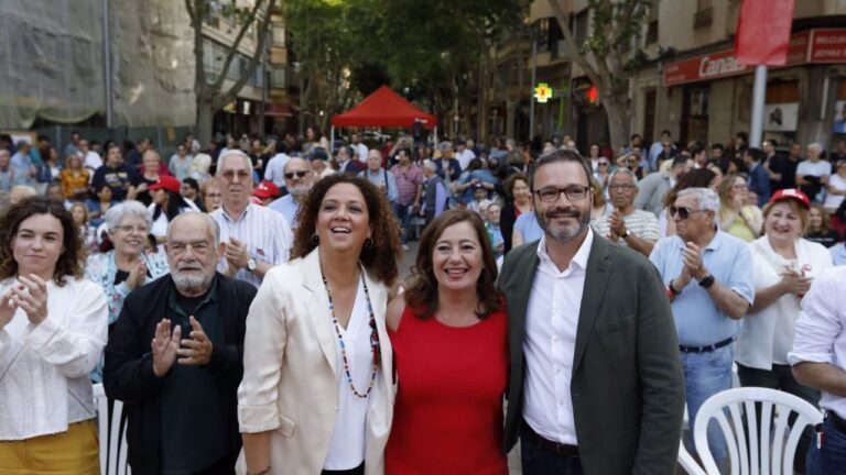 En primera línea, de izquierda a derecha, Catalina Cladera, Francina Armengol y José Hila, en el acto de final de campaña de los socialistas en Palma
