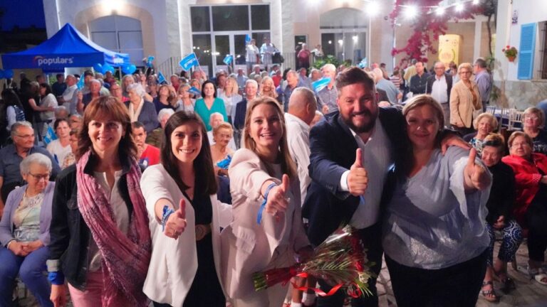 Marga Prohens, junto al aspirante del PP al Ayuntamiento de Marratxí, Jaume Llompart, y otros candidatos del partido, en el acto de final de campaña celebrado en este municipio