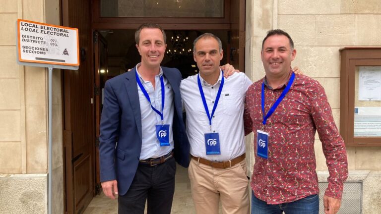Llorenç Galmés, junto al candidato del PP en Santa Margalida, Martí Torres, durante la jornada electoral del 28M