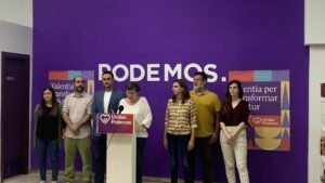Ant&ograve;nia Jover y candidatos y cargos de Unidas Podemos, durante la noche electoral del 28M