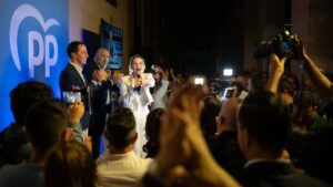 Marga Prohens, Jaime Mart&iacute;nez y Lloren&ccedil; Galm&eacute;s celebran la victoria electoral en su sede