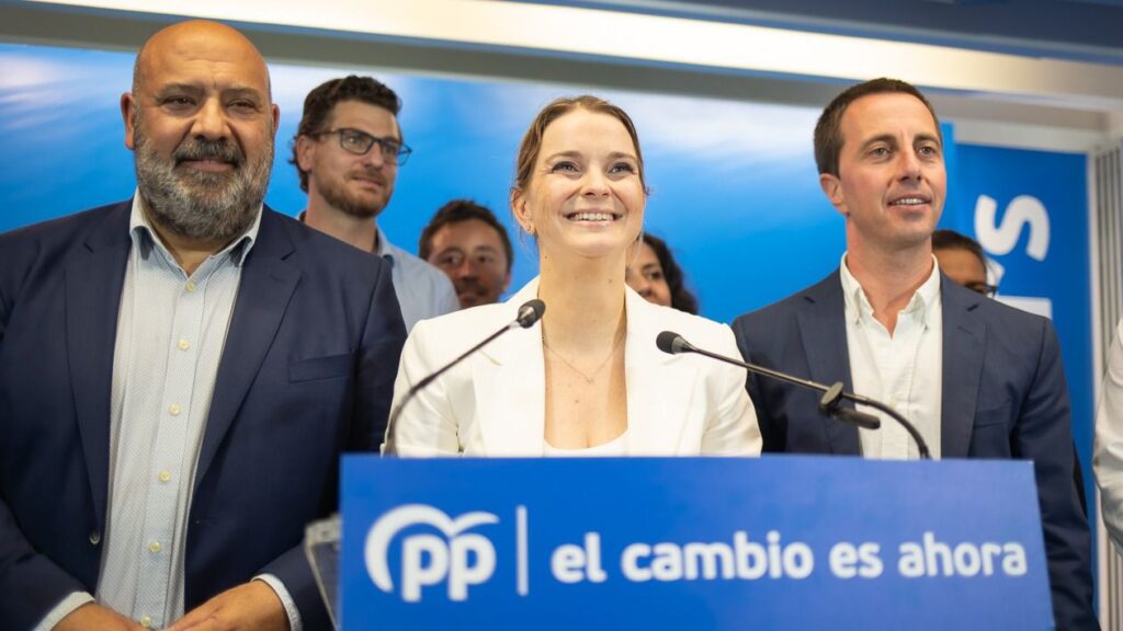 Marga Prohens, Jaime Martínez y Llorenç Galmés celebran la victoria electoral en su sede