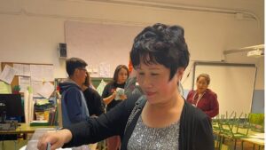 Una ciudadana china deposita su papeleta en una urna, este pasado domingo, durante la jornada del 28M